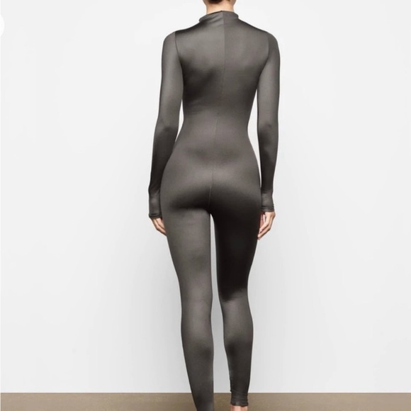 SKIMS ALL-IN-ONE SHINE MOCK NECK LONG SLEEVE ONESIE | GUNMETAL - Picture 2 of 5